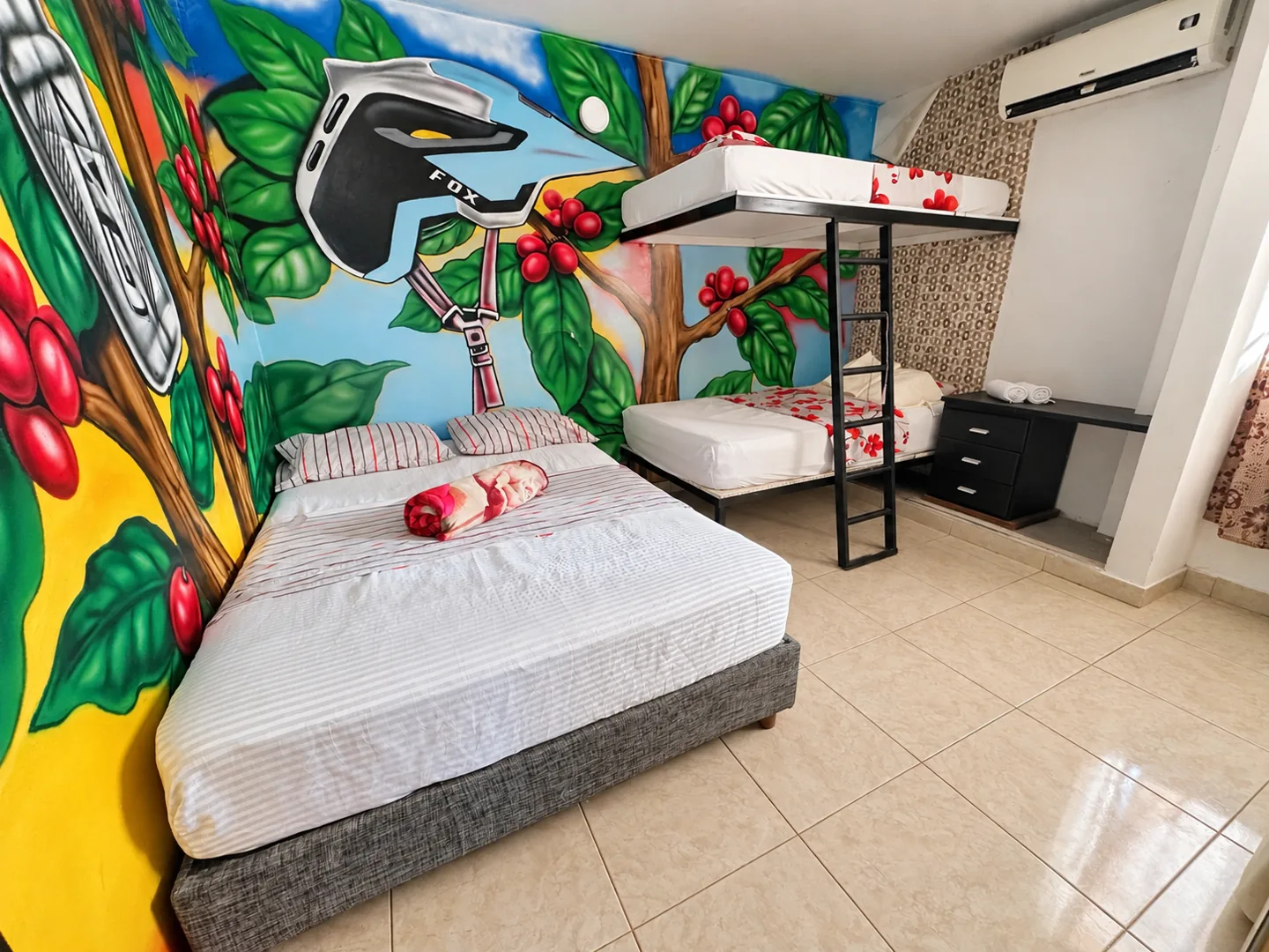 Habitación con mural, cama doble y litera de Casa FM