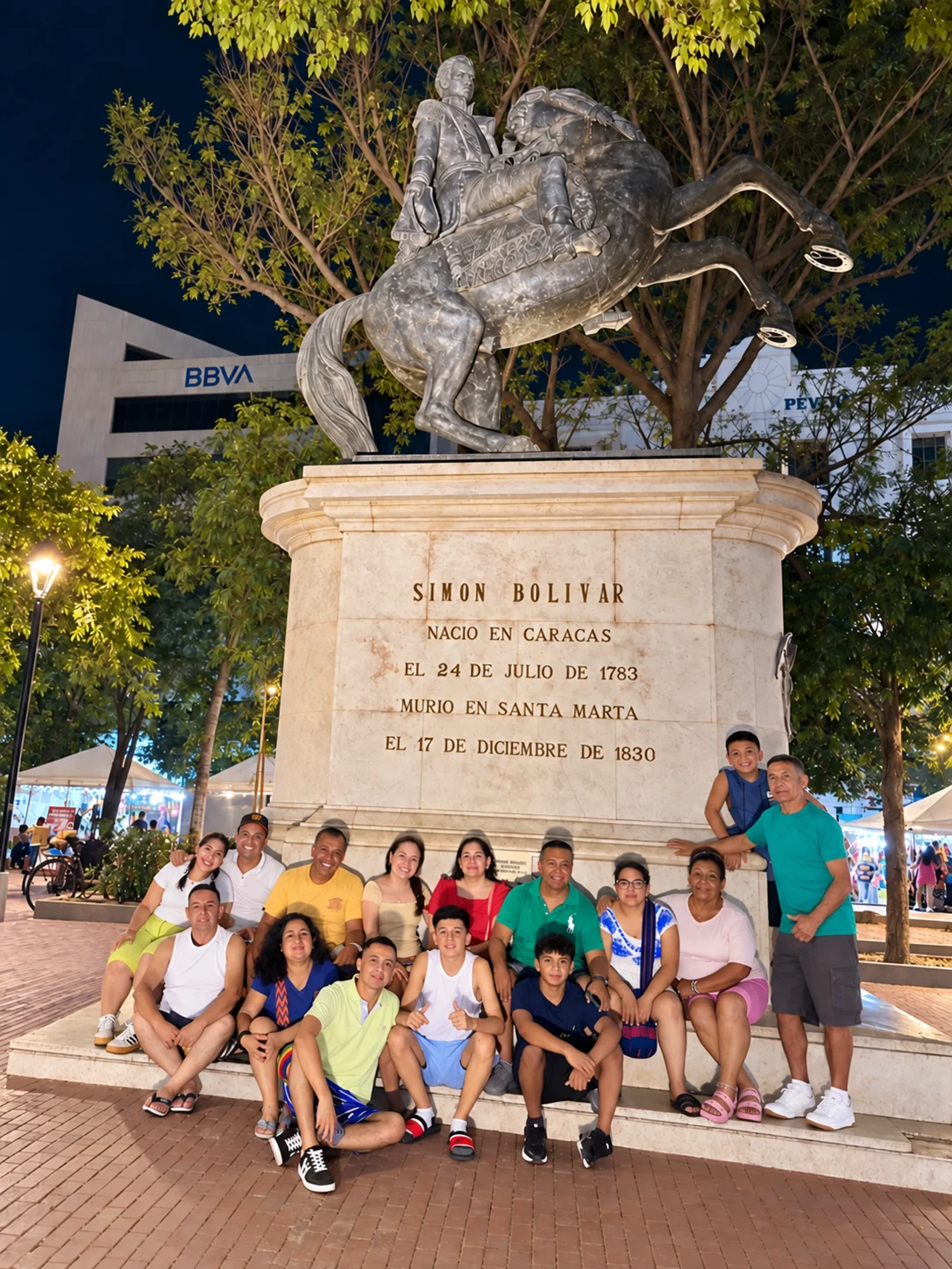 Grupo de visitantes frente al monumento de Simón Bolívar durante el City Tour nocturno