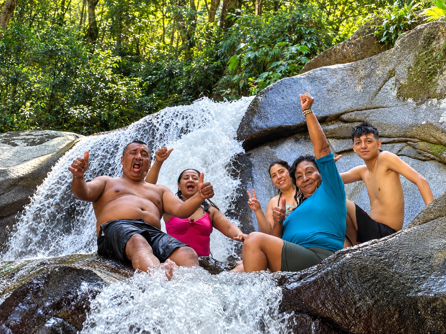 Familia disfrutando de una cascada en Minca
